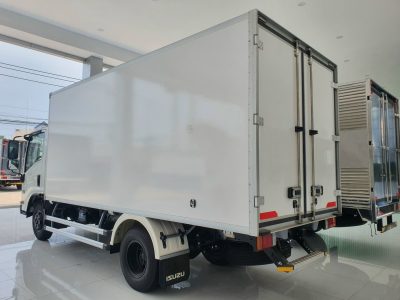 xe tải isuzu QMR77HE4A thùng kín cao cấp