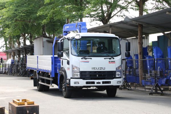 Xe tải isuzu frr650 gắn cẩu Tadano 3 tấn