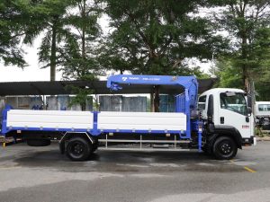 Xe tải isuzu frr90ne4a thùng lửng gắn cẩu 3 tấn