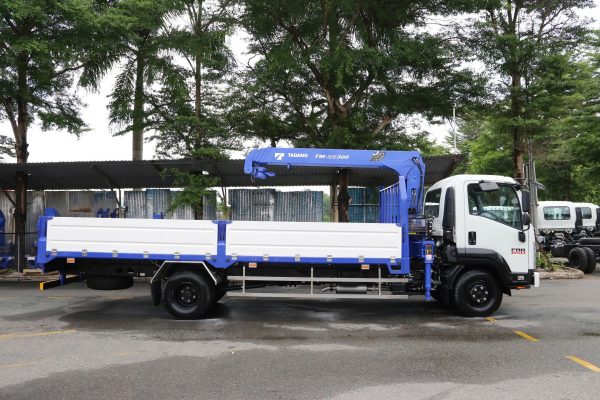 Xe tải isuzu frr90ne4a thùng lửng gắn cẩu 3 tấn